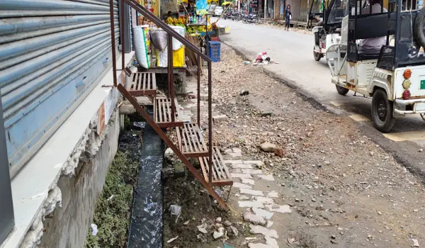 कृष्णानगर वार्ड में बारिश ने बढ़ाई परेशानी, किसान हाईस्कूल के सामने जलभराव